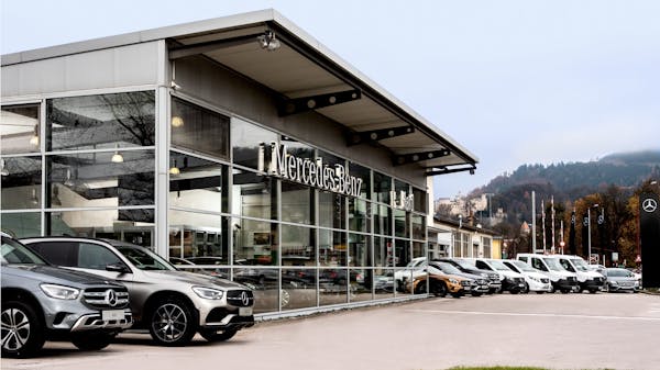 Willkommen im<br> Autohaus Mercedes-Benz Hartl